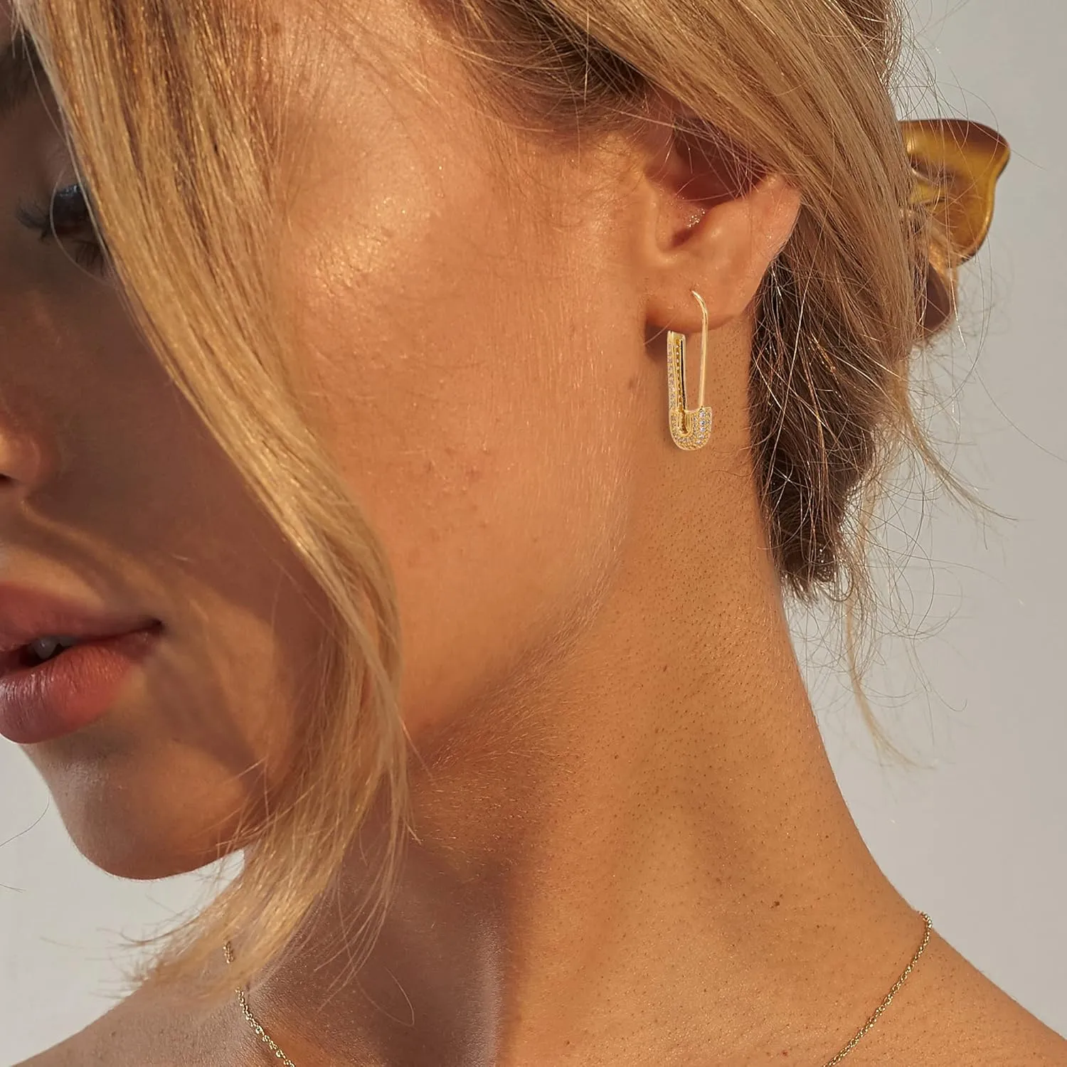 SANNYRA Safety Pin Earrings for Women, Gold Paperclip Earrings for Women Trendy, Minimalist Dangle Hoop Paper Clip Ear Hoop Studs Daily Jewelry